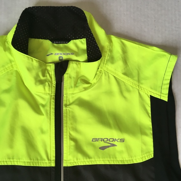 brooks essential running vest